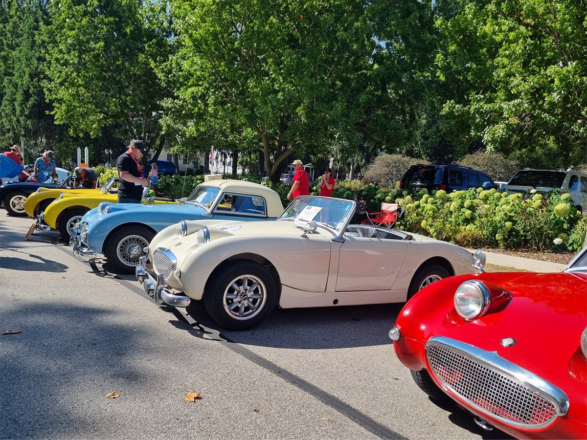 Conclave 24 - Elkart Lake car show - Bugeye cars line the road